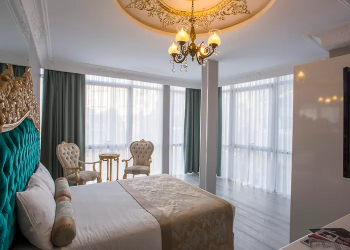 White Monarch Hotell 4*